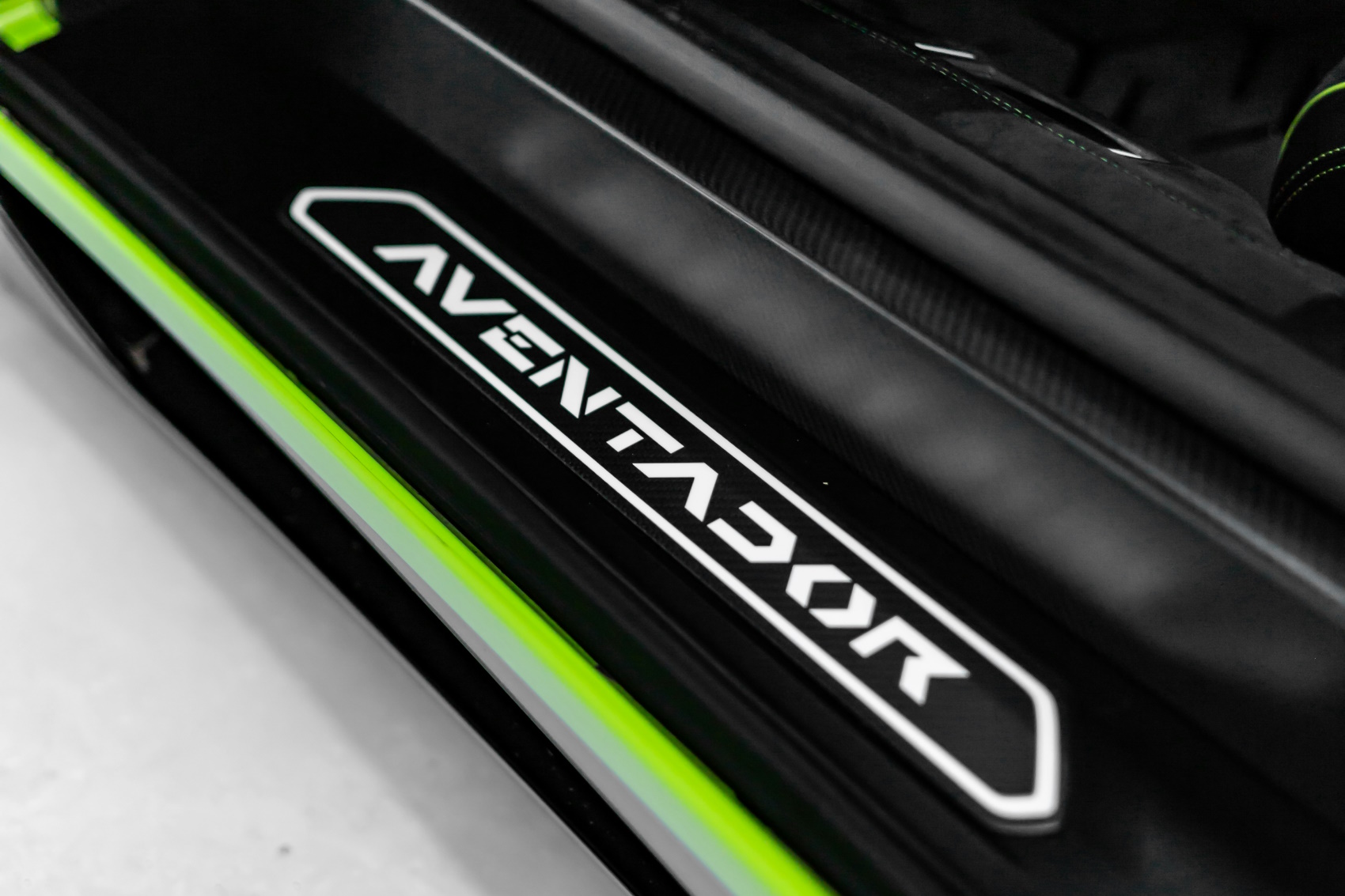 
								Lamborghini Aventador full									